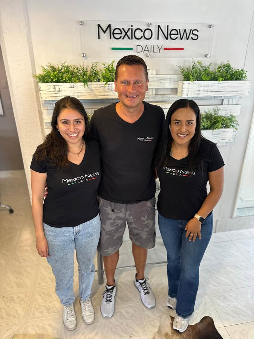 Tres personas posan con camisetas de Mexico News Daily