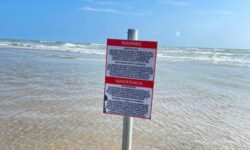 Armada de México retira carteles que afirman que una playa de Tamaulipas es territorio estadounidense