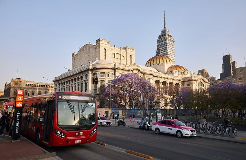 El Palacio de Bellas Artes en el centro histórico de la Ciudad de México con taxi y metrobús