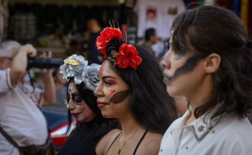 Mujer en la calle durante las celebraciones del Día de Muertos