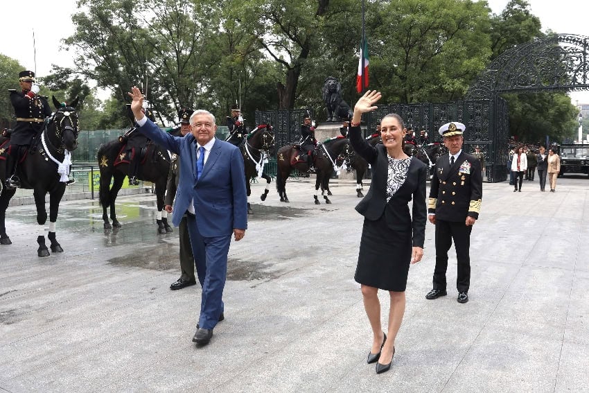 AMLO y Claudia Sheinbaum saludan en acto cívico