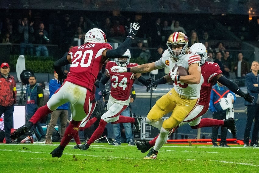 Jugadores de fútbol americano con camisetas rojas y amarillas.