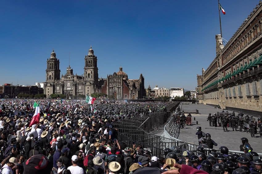 Protesta de la generación z en la plaza central de la Ciudad de México
