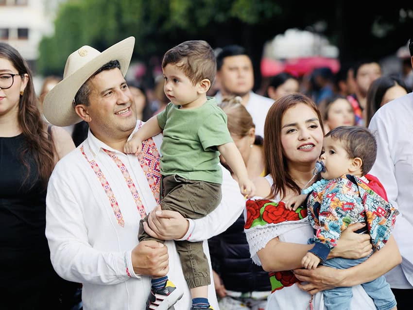 El exalcalde de Uruapan, Carlos Manzo, su esposa y ahora alcaldesa Grecia Quiroz, y sus hijos en un evento público