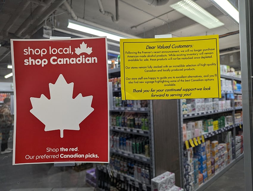 Un cartel en una tienda insta a los canadienses a comprar productos nacionales en lugar de importados.