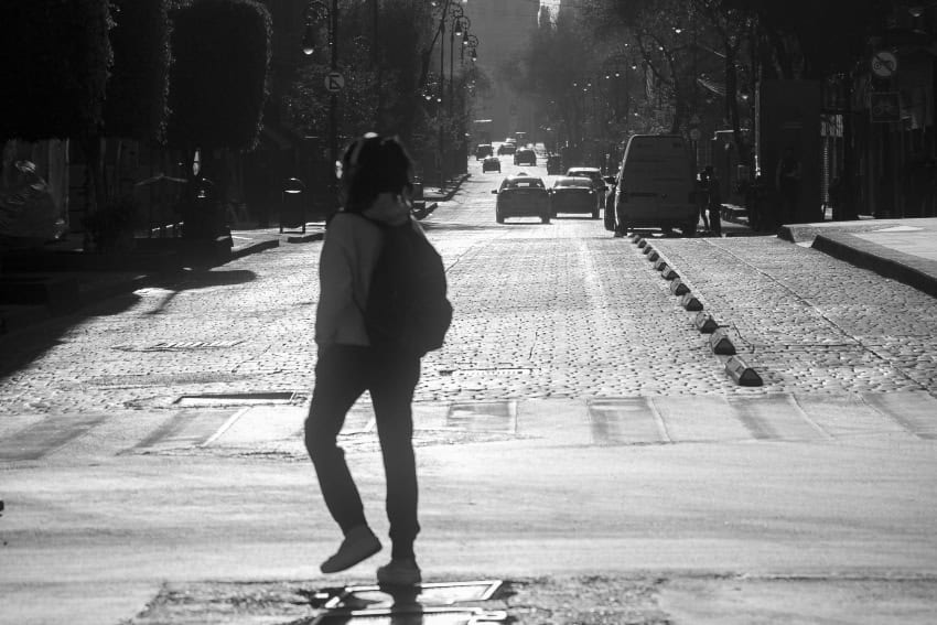 Mujer joven caminando en México