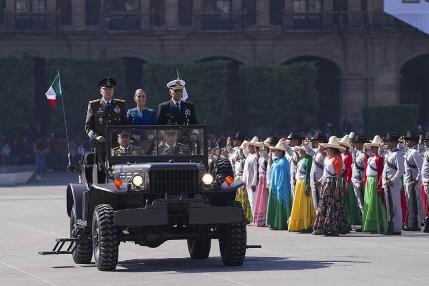 Sheinbaum y varios generales mexicanos viajan en jeep militar en el desfile del Día de la Revolución