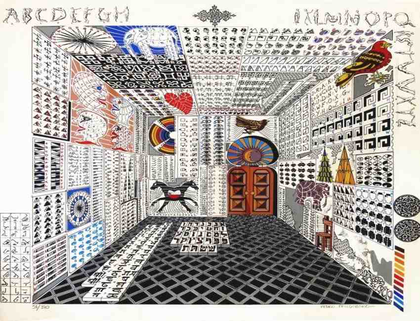 Una obra de arte surrealista del artista mexicano Friedeberg presenta una habitación con perspectiva forzada, un piso de tablero de ajedrez en blanco y negro y paredes densamente cubiertas de cuadrículas de símbolos, patrones geométricos e ilustraciones que incluyen un elefante, un pájaro rojo y rostros estilizados. El alfabeto corre a lo largo de los encabezados superiores y baja por el lado derecho, mientras que un grupo central de baldosas muestra letras de estilo hebreo que conducen a una puerta doble con un motivo de sol y luna.