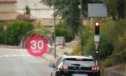 Este semáforo inteligente sólo te deja pasar si vas despacio: si vas demasiado rápido, se queda en rojo