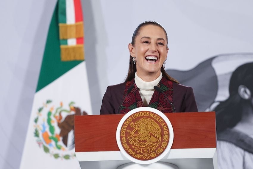 CIUDAD DE MÉXICO, 08DICIEMBRE2025.- Claudia Sheinbaum Pardo, Presidenta de México, bromeó con los reporteros sobre los días que no habrá mañanera por las fiestas decembrinas, a su arribo al Salón Tesorería de Palacio Nacional. FOTO: MOISÉS PABLO/CUARTOSCURO.COM