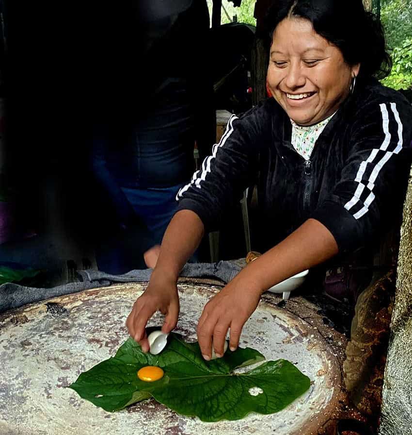 Huevo cocido sobre hoja santa