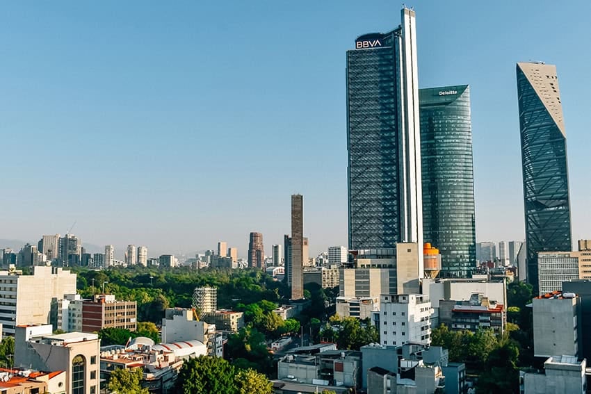Torre Reforma y otros rascacielos a lo largo del Paseo de la Reforma en CDMX