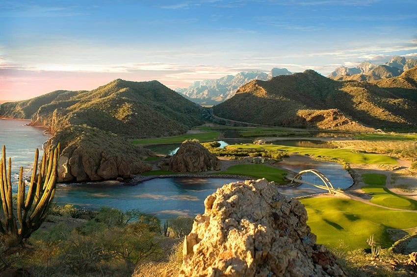 Colinas costeras y campo de golf en Loreto, Baja California Sur