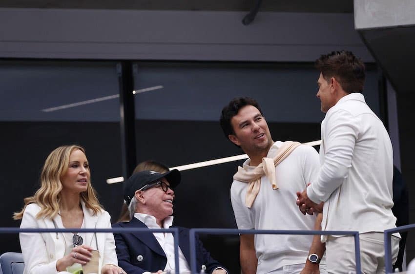 El piloto de Cadillac Sergio Pérez con Tommy Hilfiger y su esposa Dee Hilfiger en el US Open 2025.