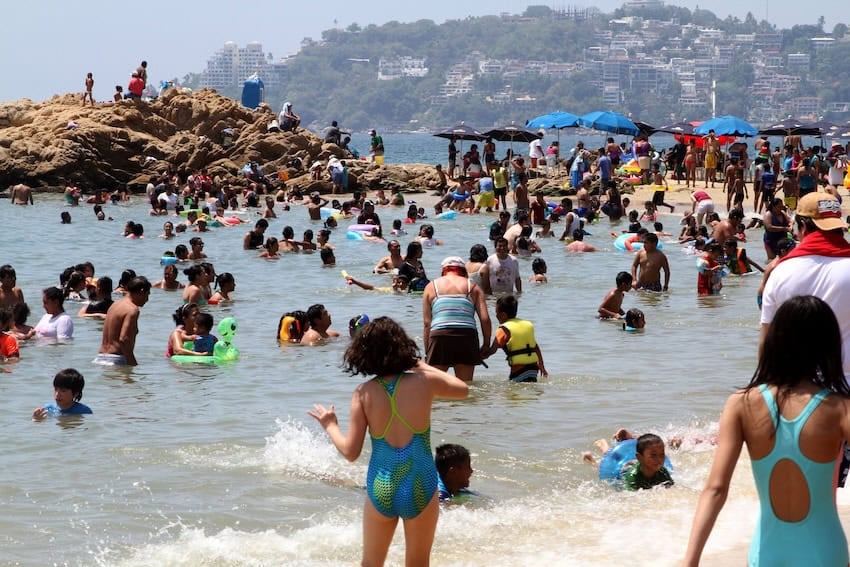 turistas en la playa