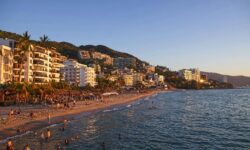 Pese a fallo judicial, Puerto Vallarta planea aplicar un impuesto al turismo extranjero modificado