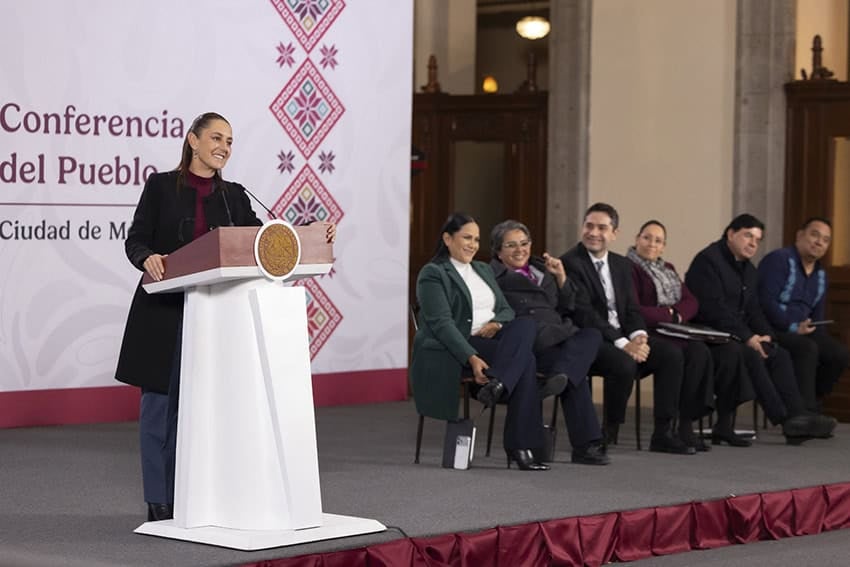 Sheinbaum en el podio de su conferencia de prensa junto a varios funcionarios de la administración sentados