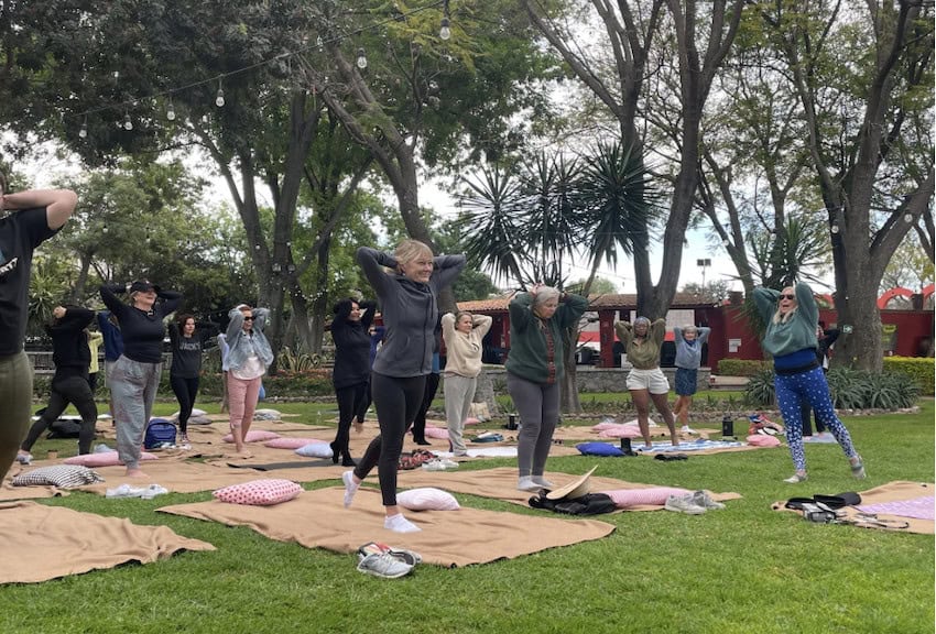 Una sesión de yoga en un parque.