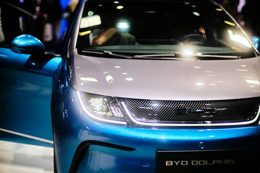Un primer plano de la parte delantera de un automóvil eléctrico BYD Dolphin.