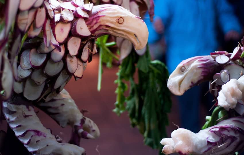 Un águila hecha de rábanos.