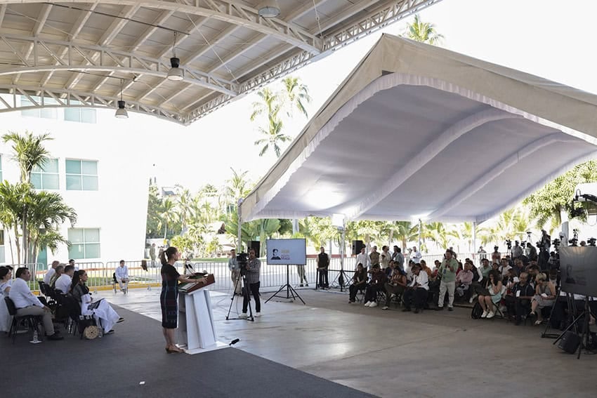 Sheinbaum da su conferencia de prensa diaria desde un podio en un pabellón al aire libre en Guerrero