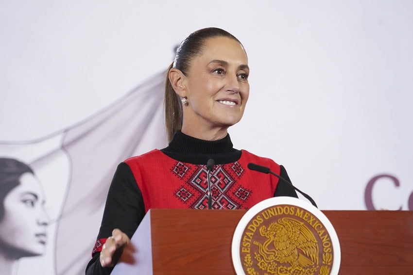 La presidenta Sheinbaum sonríe desde el podio de su conferencia de prensa