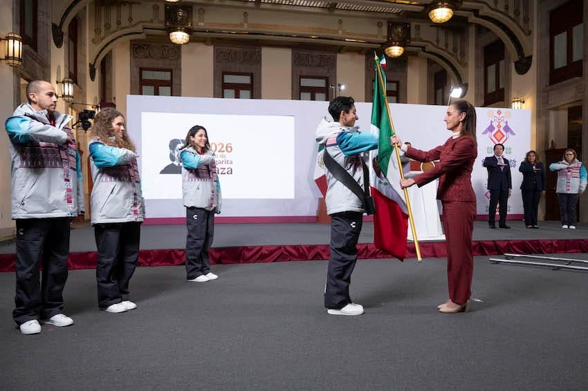 La presidenta de México, Claudia Sheinbaum, encabeza la ceremonia de portación de la bandera de la delegación olímpica mexicana luego de su conferencia de prensa diaria el lunes.