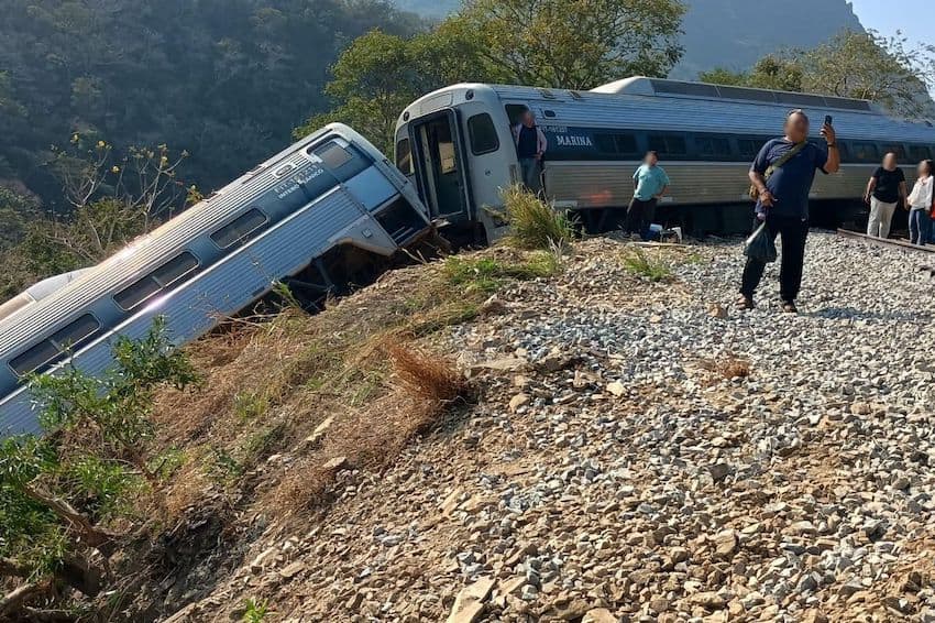 El descarrilamiento ocurrió cuando el tren tomaba una curva el domingo por la mañana cerca de Nizanda, Oaxaca.