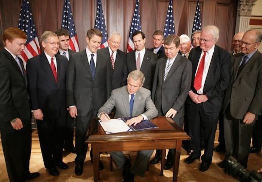 George W. Bush firma un proyecto de ley