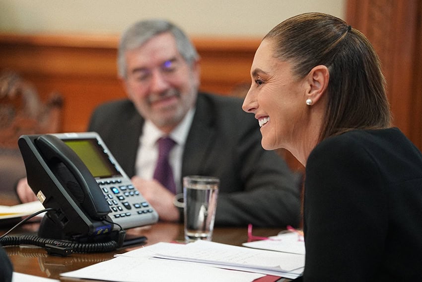 Presidente Sheinbaum habla por teléfono