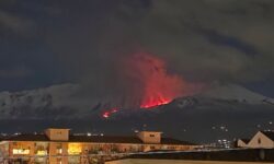 El Etna inaugura 2026 con una erupción inesperada: nuestras imágenes del flujo de lava a una altitud inusualmente baja