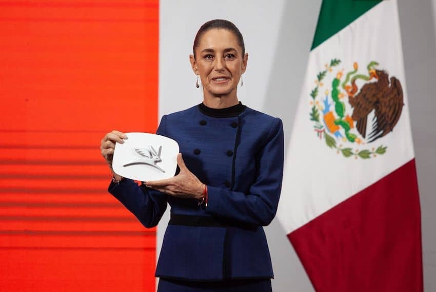 Sheinbaum con logo de Olinia