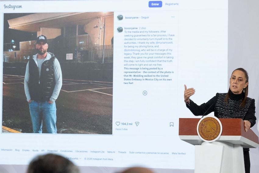 Sheinbaum ante una imagen de Ryan Wedding presentada en su conferencia de prensa matutina el 26 de enero de 2026.
