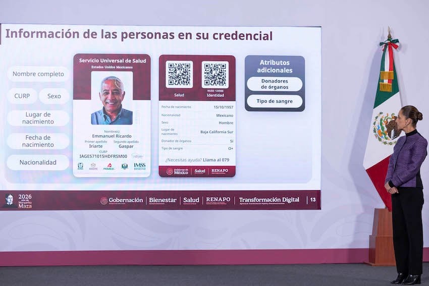Un ejemplo de la nueva tarjeta de identificación sanitaria que se implementará en México, presentado en una pantalla en la conferencia de prensa diaria de Sheinbaum