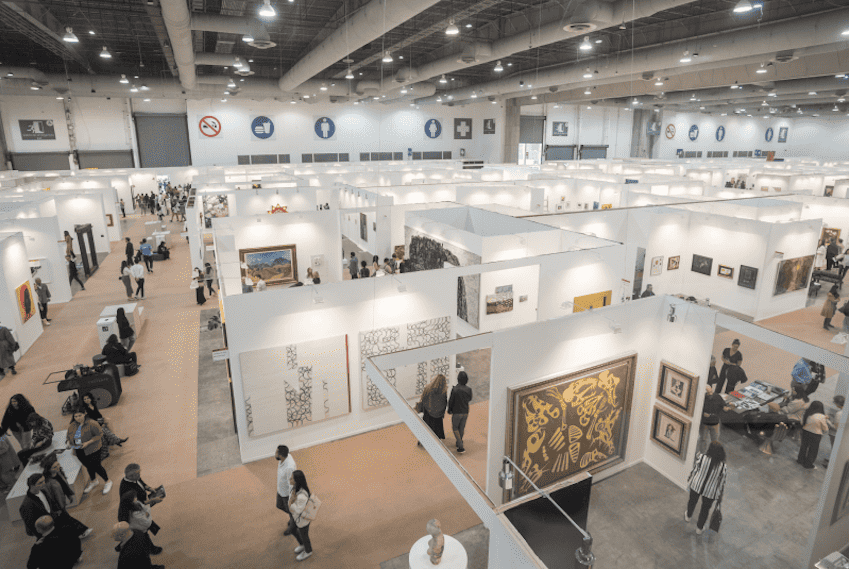 Una toma cenital de la feria de arte Zona Maco en la Ciudad de México.