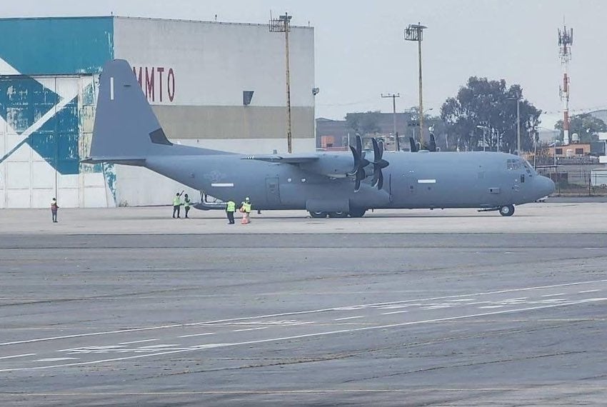 Avión militar estadounidense en Toluca, México
