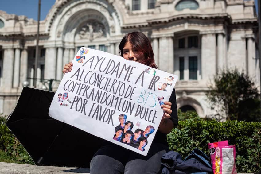 Fanático del K-pop vendiendo dulces