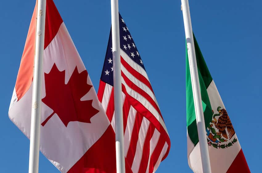 Banderas de Estados Unidos, México y Canadá ondeando juntas, concepto de nuevo acuerdo NAFTA ahora conocido como USMCA en EE.UU., CUSMA en Canadá o T-MEC en México.