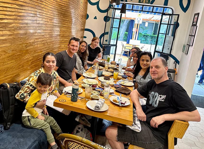 El equipo de Mexico News Daily en una reunión reciente en la Ciudad de México.