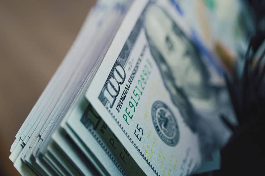 La máquina contadora de efectivo cuenta billetes de cien dólares