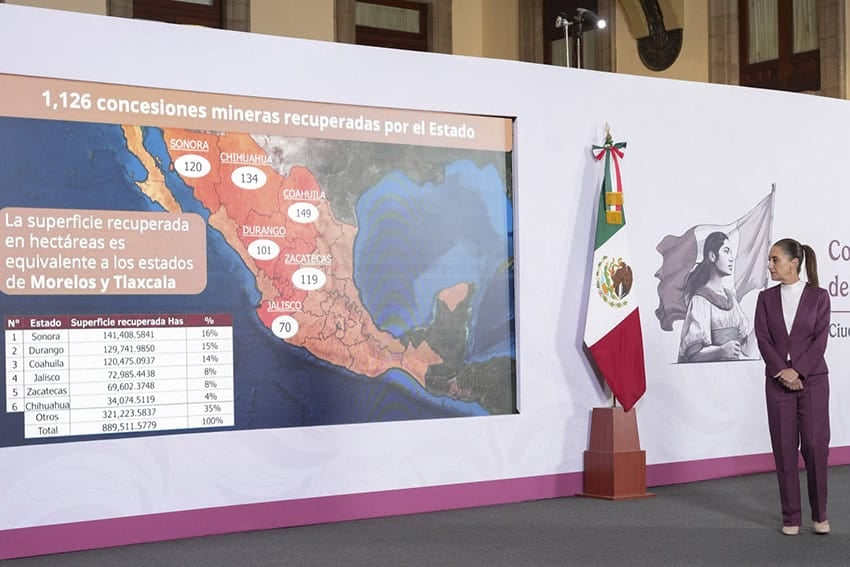 Presidente Sheinbaum mira mapa que muestra concesiones mineras recuperadas en conferencia de prensa