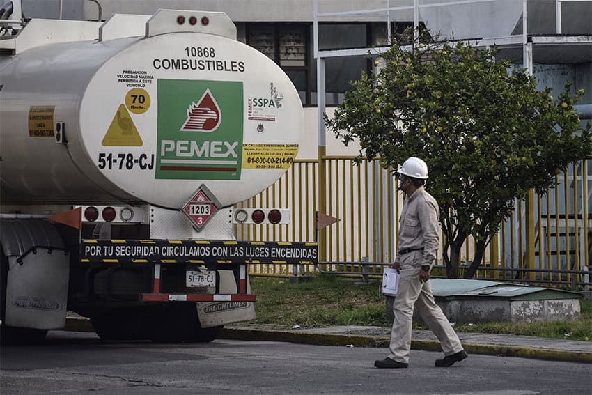 Un camión cisterna de Pemex realiza entregas de combustible
