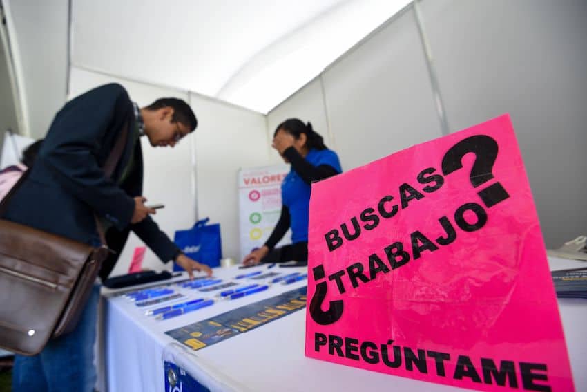 Persona que asiste a una feria de empleo en México