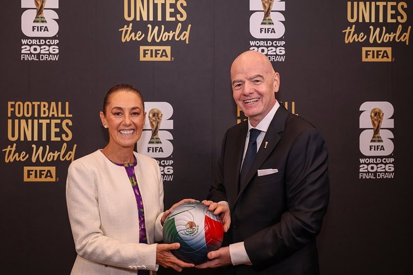 El presidente Sheinbaum y el presidente de la FIFA, Gianni Infantino, sostienen juntos un balón de fútbol en el sorteo de la Copa del Mundo.