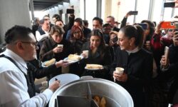 Tamales, una invitación de Trump y un nuevo tren: resumen de la mañanera del lunes