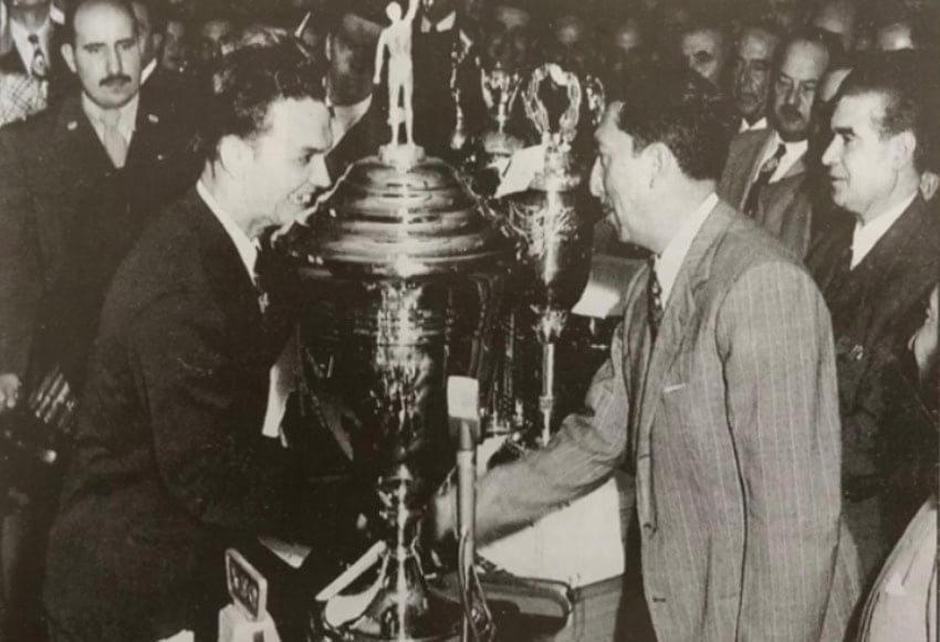 Hershel McGriff aceptando el trofeo por ganar la Carrera Panamericana de 1950 de manos del presidente de México, Miguel Alemán. (La Carrera Panamericana)