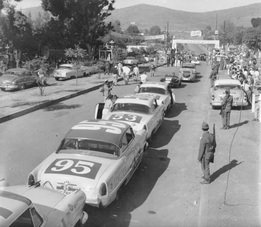 Los autos de carrera se alinearon para el inicio de la octava etapa en Oaxaca durante la Carrera Panamericana de 1950.