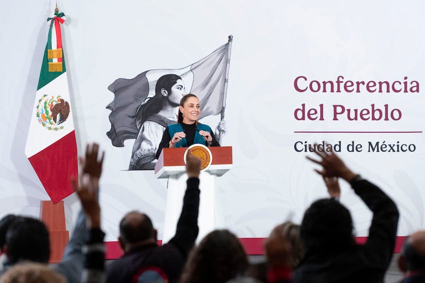 Cuauhtémoc, Ciudad de México. 3 de marzo 2026. La presidenta constitucional de los Estados Unidos Mexicanos, la Doctora Claudia Sheinbaum Pardo en conferencia de prensa matutina en el salón de la Tesorería de Palacio Nacional. La acompañan: David Kershenobich, secretario de salud; Zoé Alejandro Robledo Aburto, director general del Instituto Mexicano del Seguro Social (IMSS); Martí Batres Guadarrama, director general del Instituto de Seguridad y Servicios Sociales de los Trabajadores del Estado (ISSSTE); Alejandro Svarch Pérez, director general de IMSS-Bienestar; Ariadna Montiel, secretaria de Bienestar; Bebeto; Rommel Pacheco Marrufo, director general de la Comisión Nacional de Cultura Física y Deporte (Conade); Gabriela Cuevas Barrón, Representante de México para la Copa Mundial FIFA 2026.