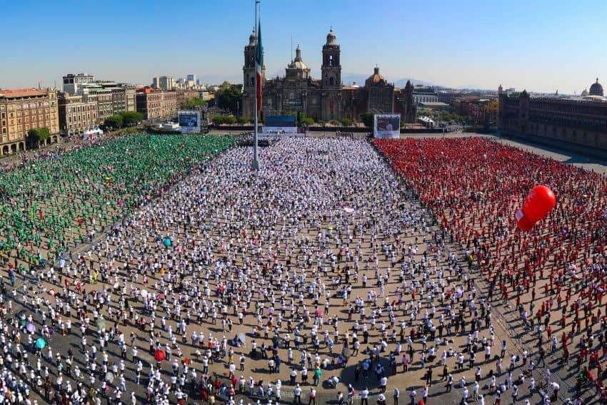 Multitud en el Zócalo de la Ciudad de México