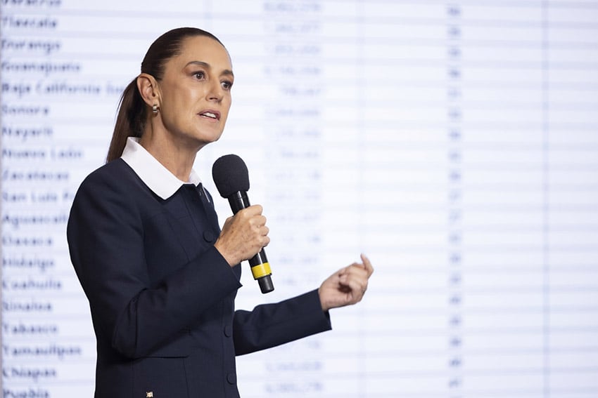 Presidente Sheinbaum habla por micrófono en conferencia de prensa